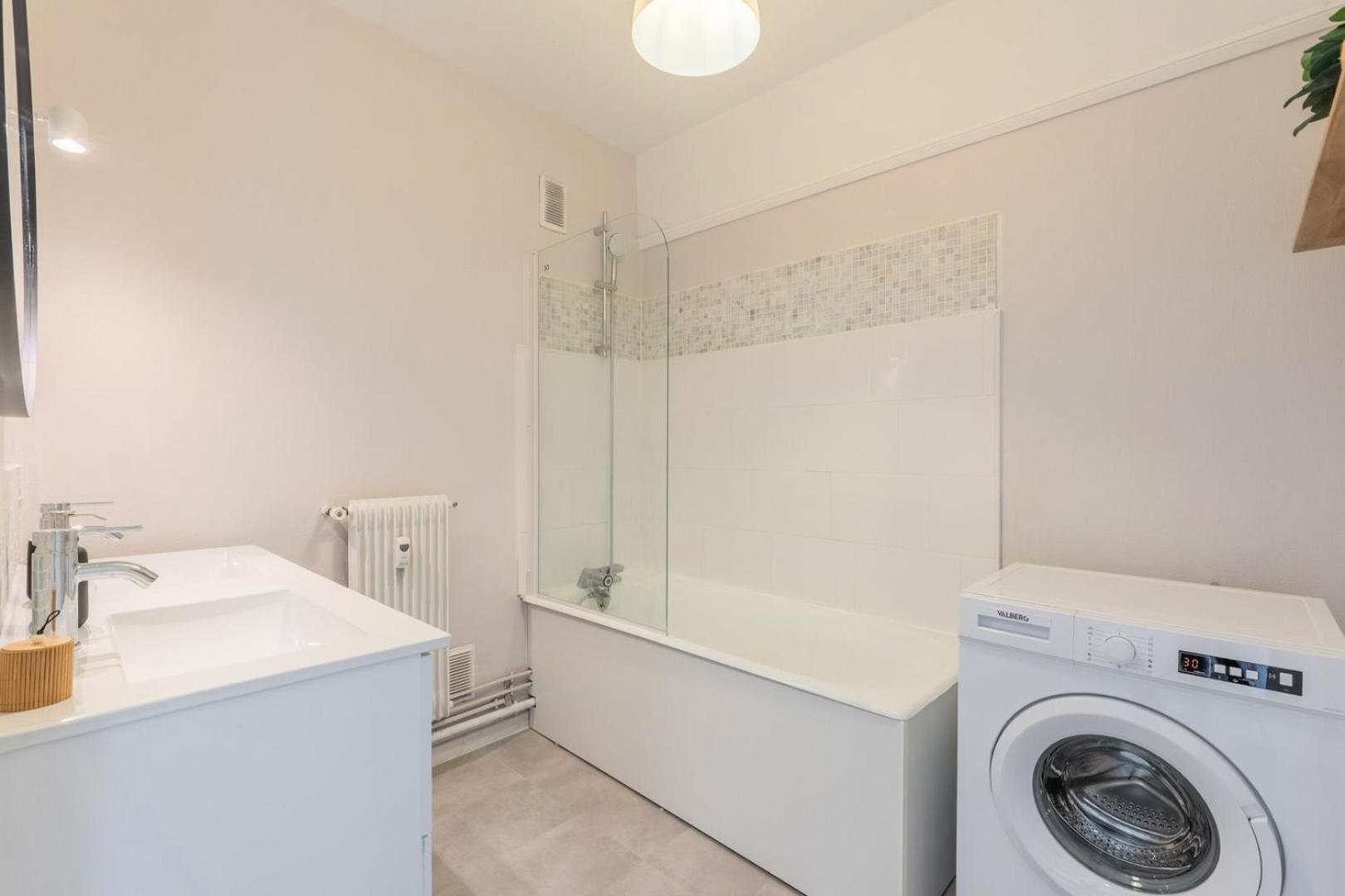 Spacious 3 Bedroom Apartment & Private Parking! Lambersart Екстер'єр фото